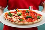 Tomate & Mozzarella Pizza mit Flaggen halten Fußballspielerin