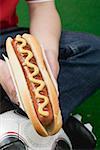 Footballeur international holding hot dog à la moutarde