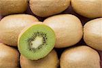 Moitié d'un fruit de kiwi sur plusieurs fruits kiwi toute