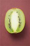 Demi un fruit de kiwi (coupe longitudinale)