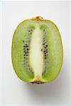 Demi un fruit de kiwi (coupe longitudinale)