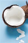 La moitié d'une noix de coco lait de coco