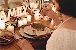 Femme buvant le vin blanc au repas de Noël