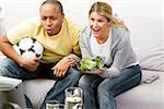 Paar vor Fernseher Fußball und Salat