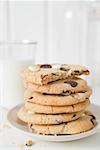 Cookies aux pépites de chocolat, avec une morsure prise & verre de lait