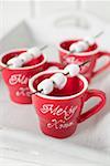 Marshmallows auf Sticks auf rote Tassen (Weihnachten)