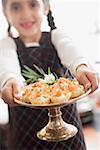 Girl holding tartelettes saumons sur le stand de l'argent