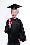 Portrait de garçon avec diplôme