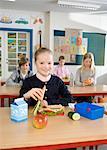 Élèves de manger le déjeuner dans la salle de classe