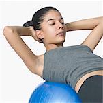 Junge Frau mit einem Fitness-Ball trainieren