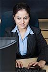 Geschäftsfrau, die auf einem Computer in einem Büro arbeiten