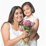 Portrait d'une jeune femme avec sa fille tenant un bouquet de fleurs
