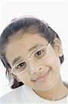 Portrait d'une jeune fille portant des lunettes