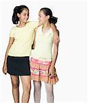 Teenager-Mädchen lächelnd mit ihrer Schwester