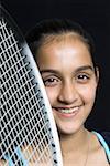 Porträt von ein junges Mädchen mit einem Federball Schläger und Lächeln