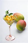 Nahaufnahme eines Glases Mango Scheiben mit Mangos