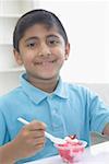 Portrait d'un garçon mangeant de la crème glacée