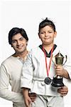 Portrait d'un jeune homme avec son fils tenant un trophée