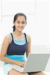 Portrait d'une adolescente à l'aide d'un ordinateur portable