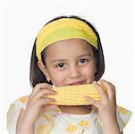 Portrait d'une jeune fille mangeant maïs