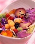 Salade de fruits d'été mixte avec fleurs de fruit de la passion