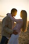Couple sur la plage au coucher du soleil, Corona del Mar, Newport Beach, Californie, Etats-Unis