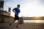 Homme de Jogging par la rivière Willamette, à Portland, Oregon, Etats-Unis