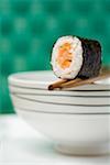 Sushi allongé sur baguettes
