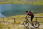 Mountainbike rider sur un lac
