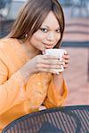 Portrait de femme dans un café, boire du café