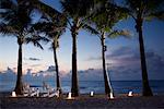 Chaises Adirondack sur la plage au crépuscule, Fort Lauderdale, Floride, USA