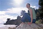 Femme sur rocher sur la plage, Leadbetter Beach, Santa Barbara, Californie, Etats-Unis