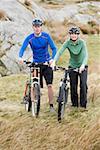 Un couple de grimper une colline de vélos