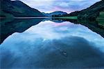 Lac et les montagnes au coucher du soleil, Buttermere, Lake District, Cumbria, Angleterre