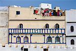 Vêtements suspendus sur la terrasse du bâtiment, Maroc