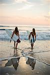 Surfeurs sur la plage au coucher du soleil, Encinitas, San Diego County, Californie, Etats-Unis