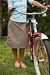 Frau stehend mit Cruiser Bike, Encinitas, San Diego County, Kalifornien, USA