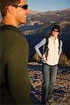 Couple de randonnée dans les montagnes, le Parc National de Yosemite, Californie, USA