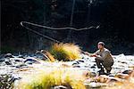 Mann Angeln im Merced River, Yosemite Nationalpark, Kalifornien, USA