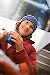 Frau auf Campingplatz mit Kaffeetasse, Yosemite Nationalpark, Kalifornien, USA