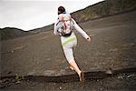 Femme de randonnée dans le cratère volcanique, Hawaii Volcanoes National Park, Hawaii