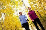 Femmes se promener dans une forêt, Methow Valley près de Mazama, Washington, États-Unis