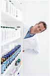 Pharmacien pilules en regardant sur l'étagère