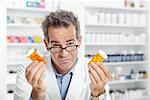 Portrait de pharmacien détenant des bouteilles de pilules