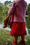 Petite fille debout près du lac, Paris, France