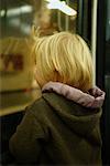 Petite fille regardant des Trains dans le métro, Paris, France