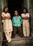 Porträt von Kindern in Doorway, Varanasi, Uttar Pradesh, Indien