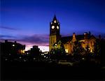 La ville de Derry, le Guildhall avec o ' Doherty, Fort au crépuscule