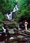 Torc Wasserfall, Killarney Nationalpark, County Kerry, Irland; Frau suchen am Wasserfall