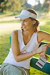 Femme assise sur le banc, prenant une pause de jouer au golf, Salem, Oregon, Etats-Unis